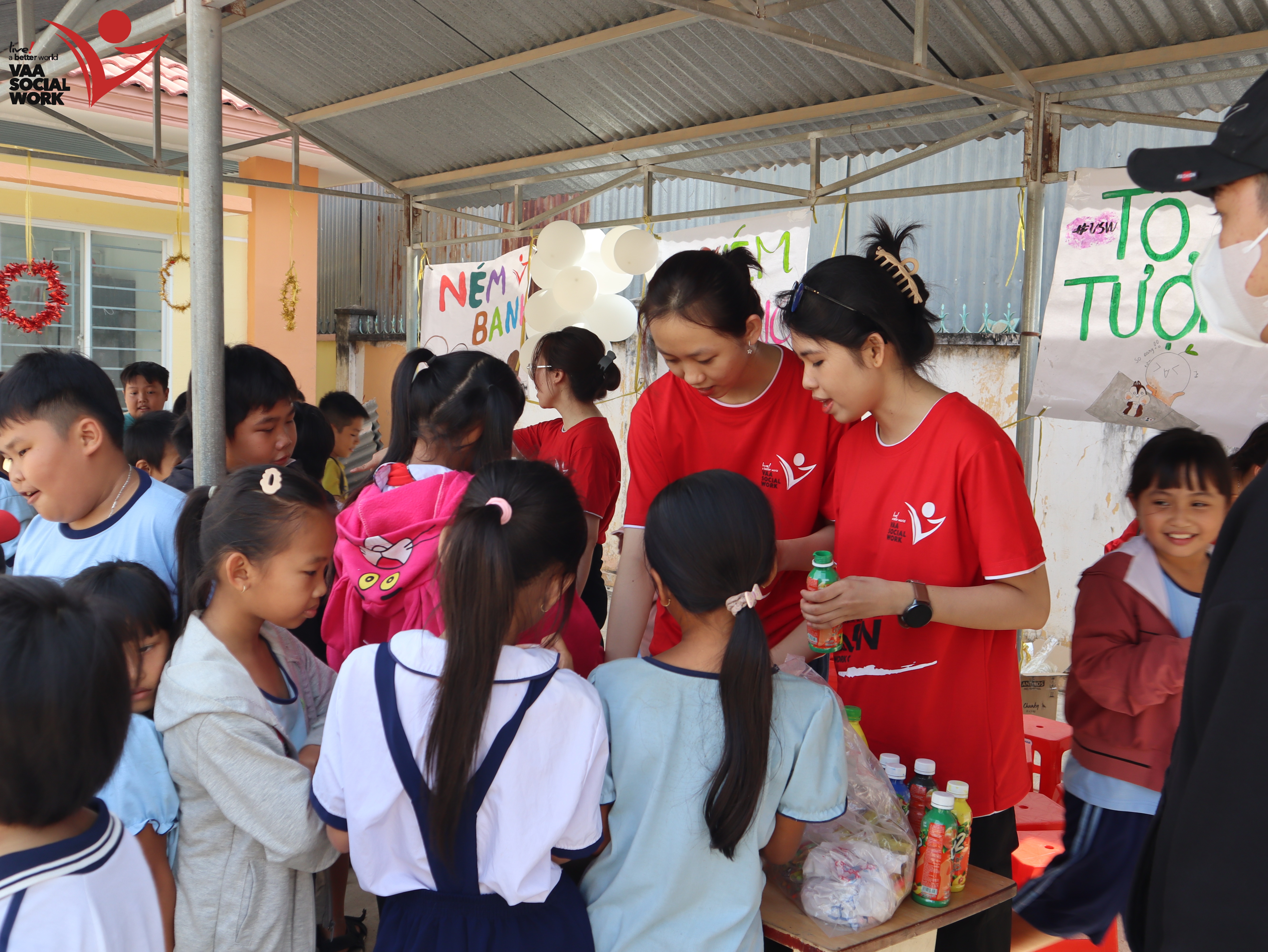 Các em nhỏ đang tham gia gian hàng ẩm thực