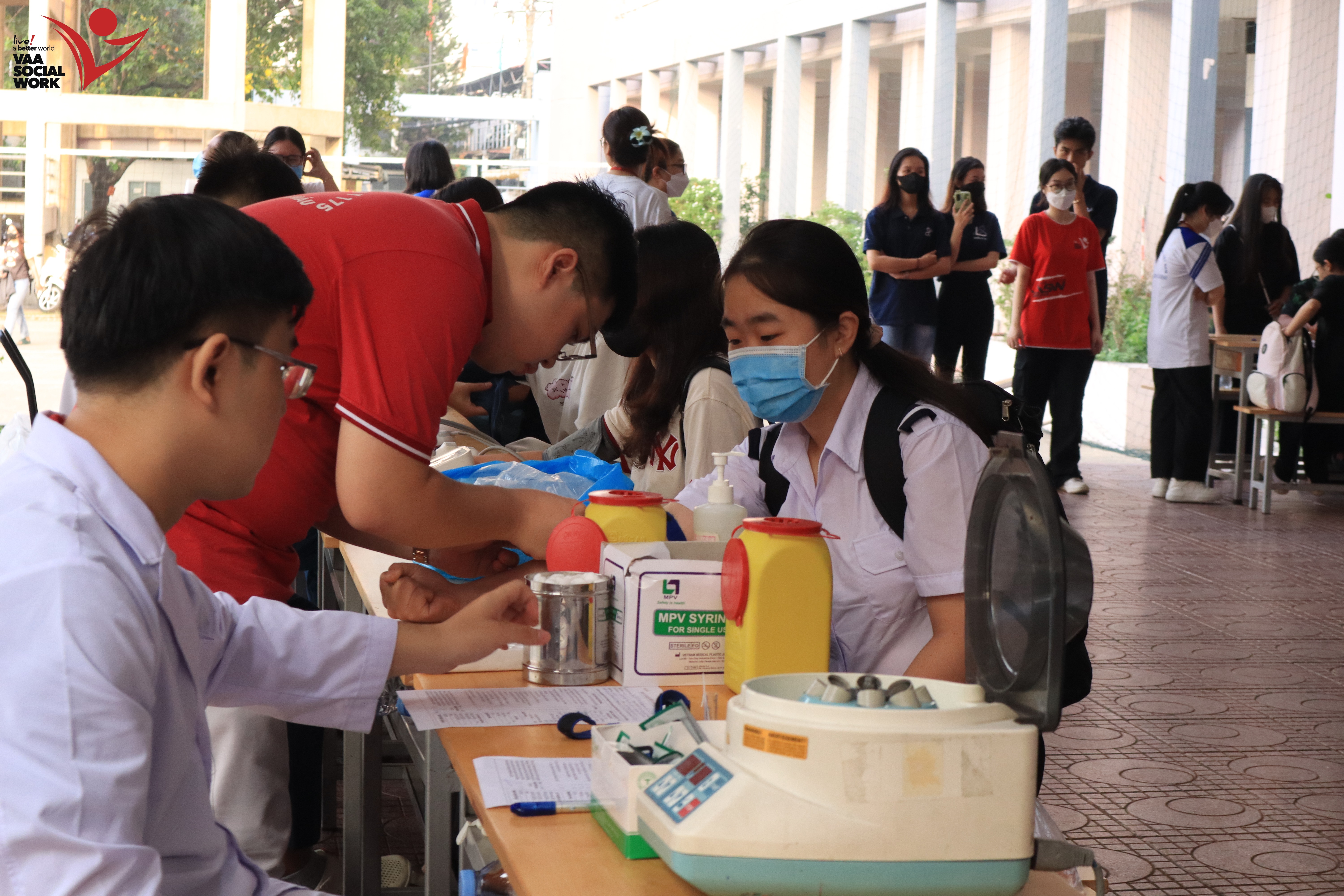 Đội ngũ bác sỹ đang khám sàng lọc cho các bạn tham gia hiến máu.