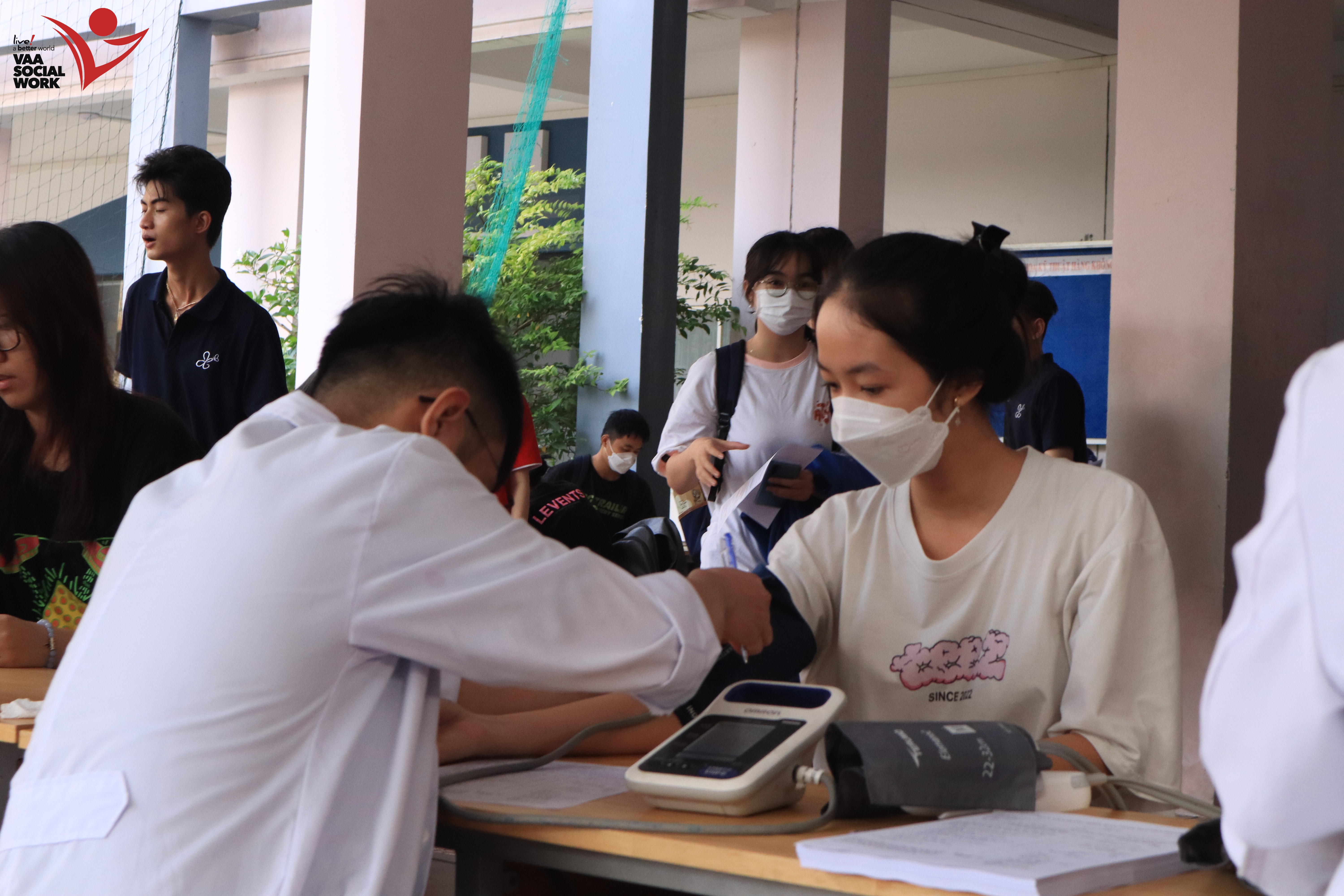 Bác sỹ đang tiến hành đo huyết áp cho người hiến máu.