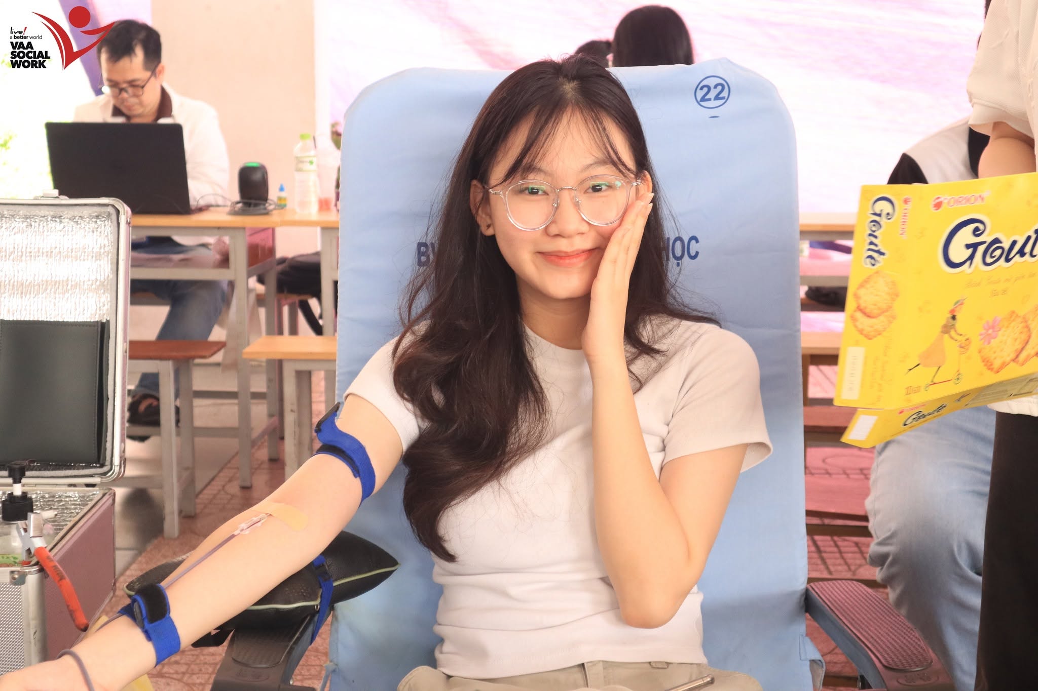 Một bạn sinh viên tham gia hiến máu.