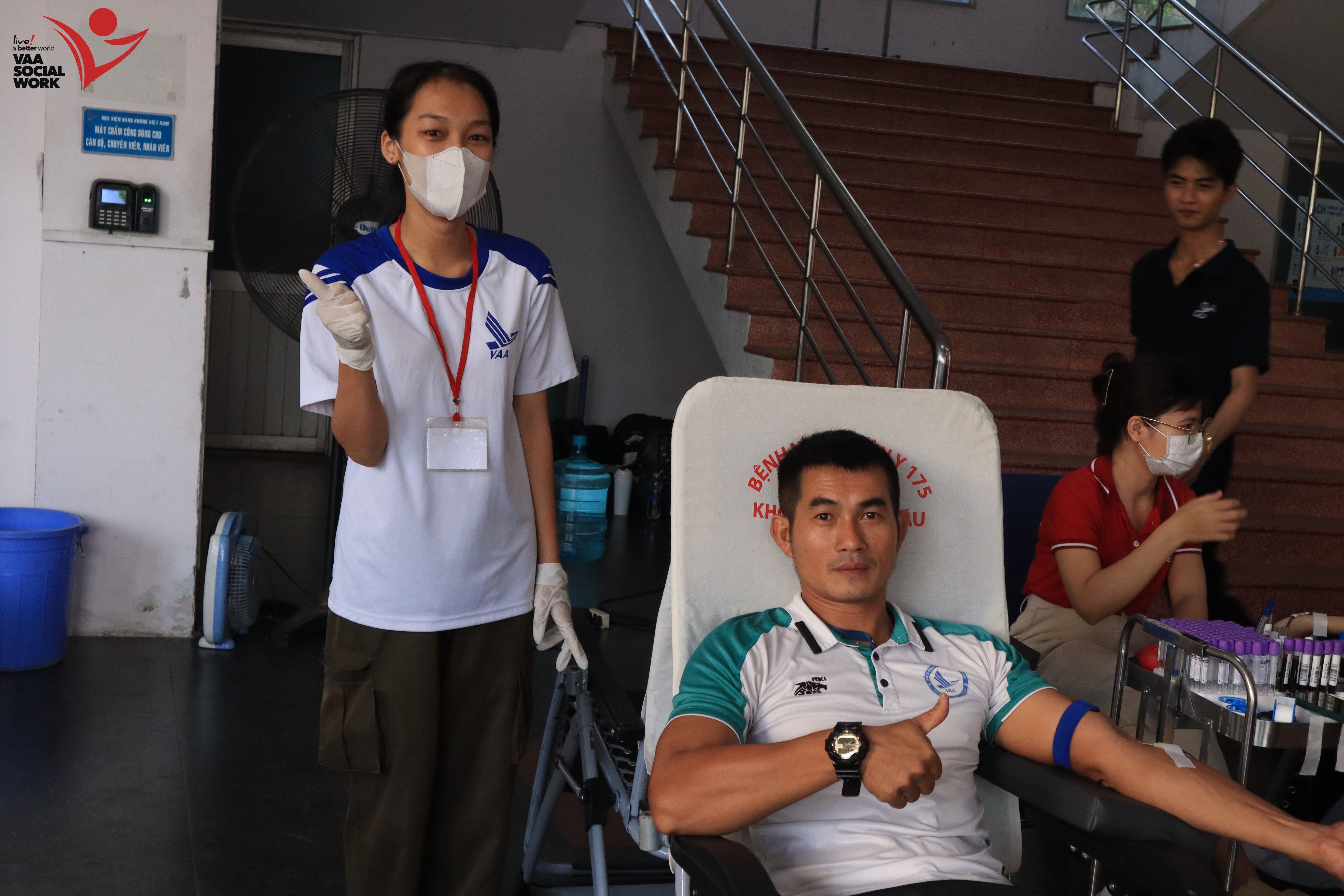 Thầy cô giảng viên cùng hưởng ứng tham gia hiến máu.