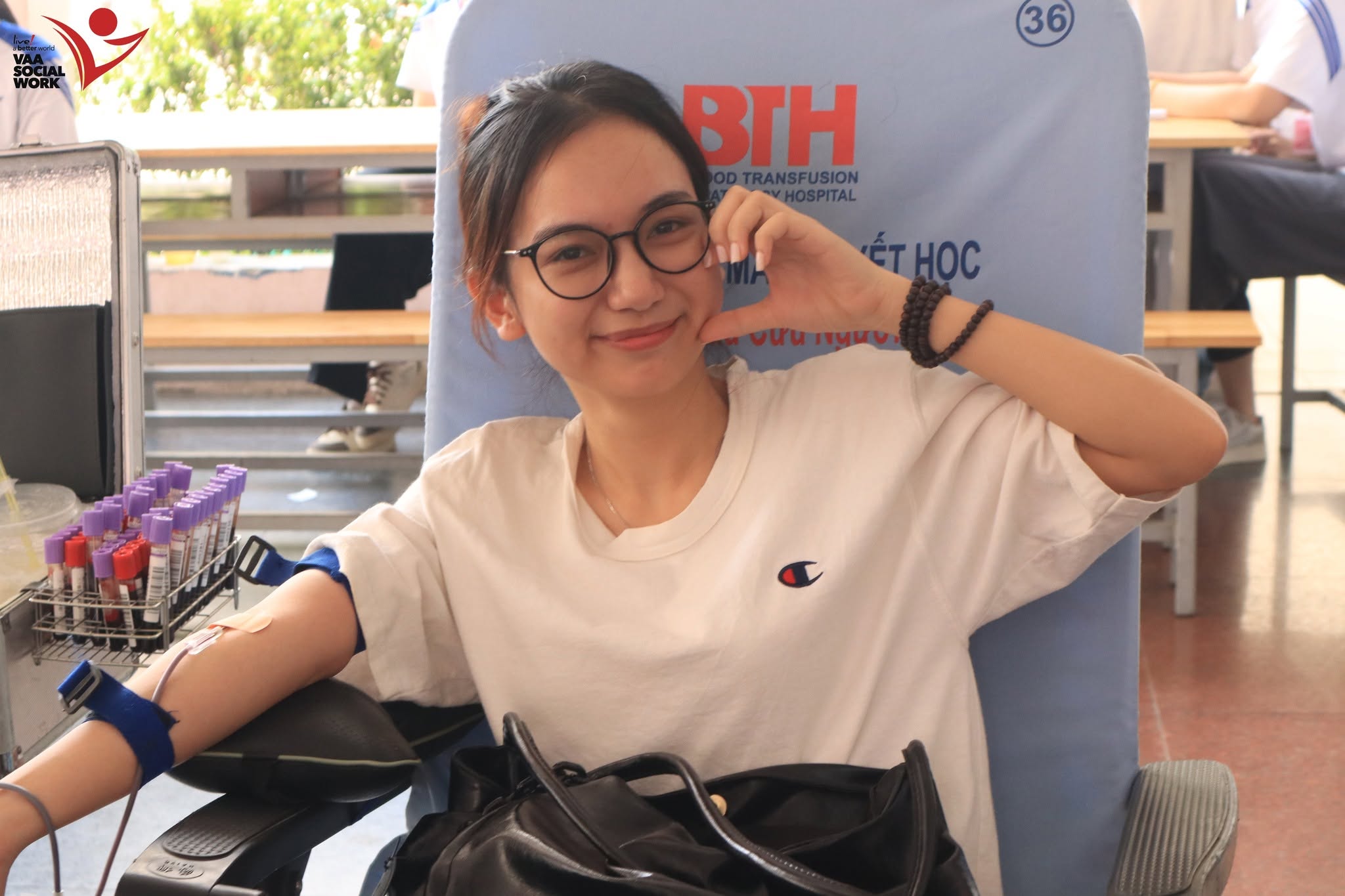 Bạn sinh viên tham gia hiến máu tình nguyện.