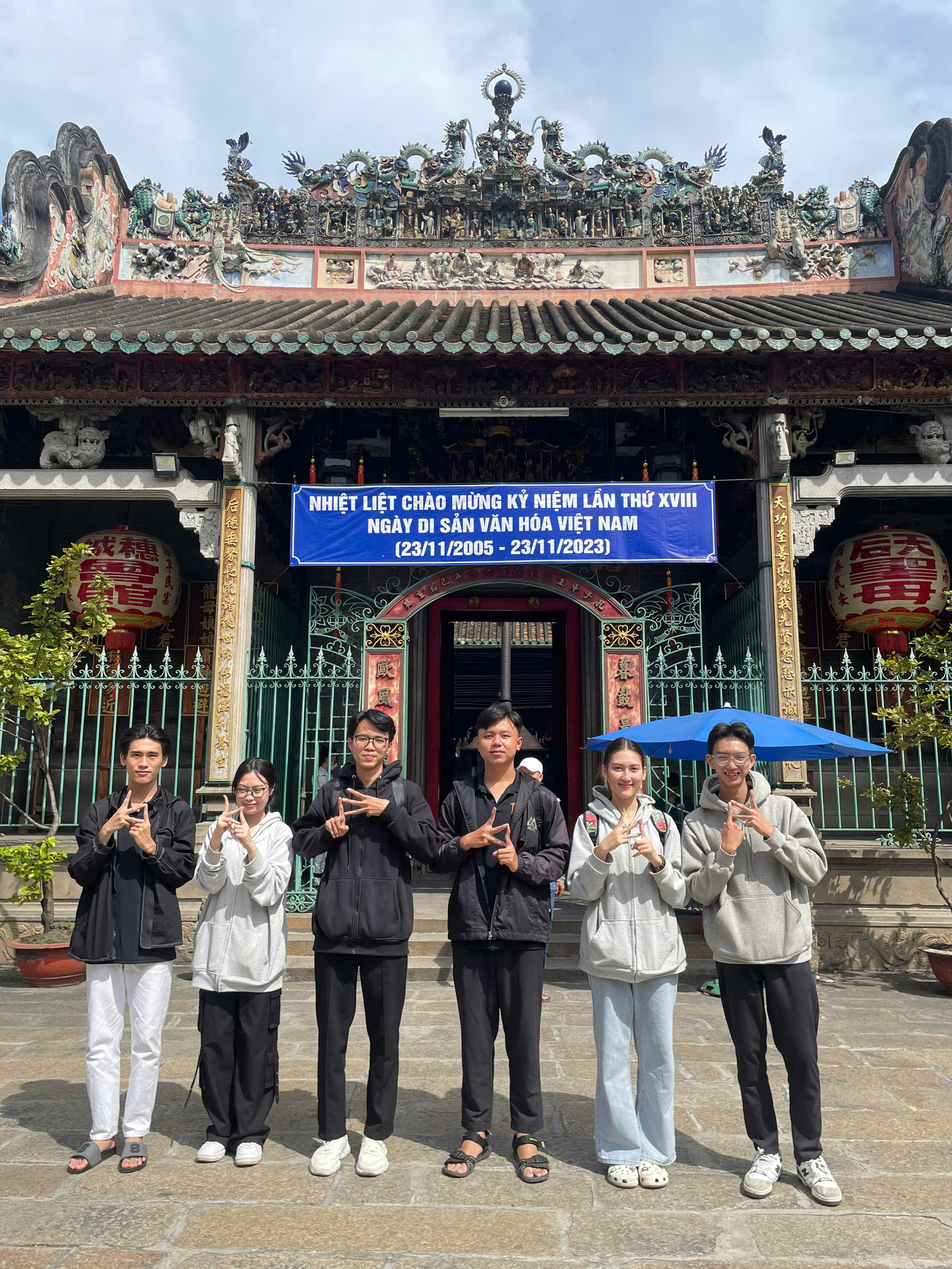 Cùng nhau đi chùa cầu may