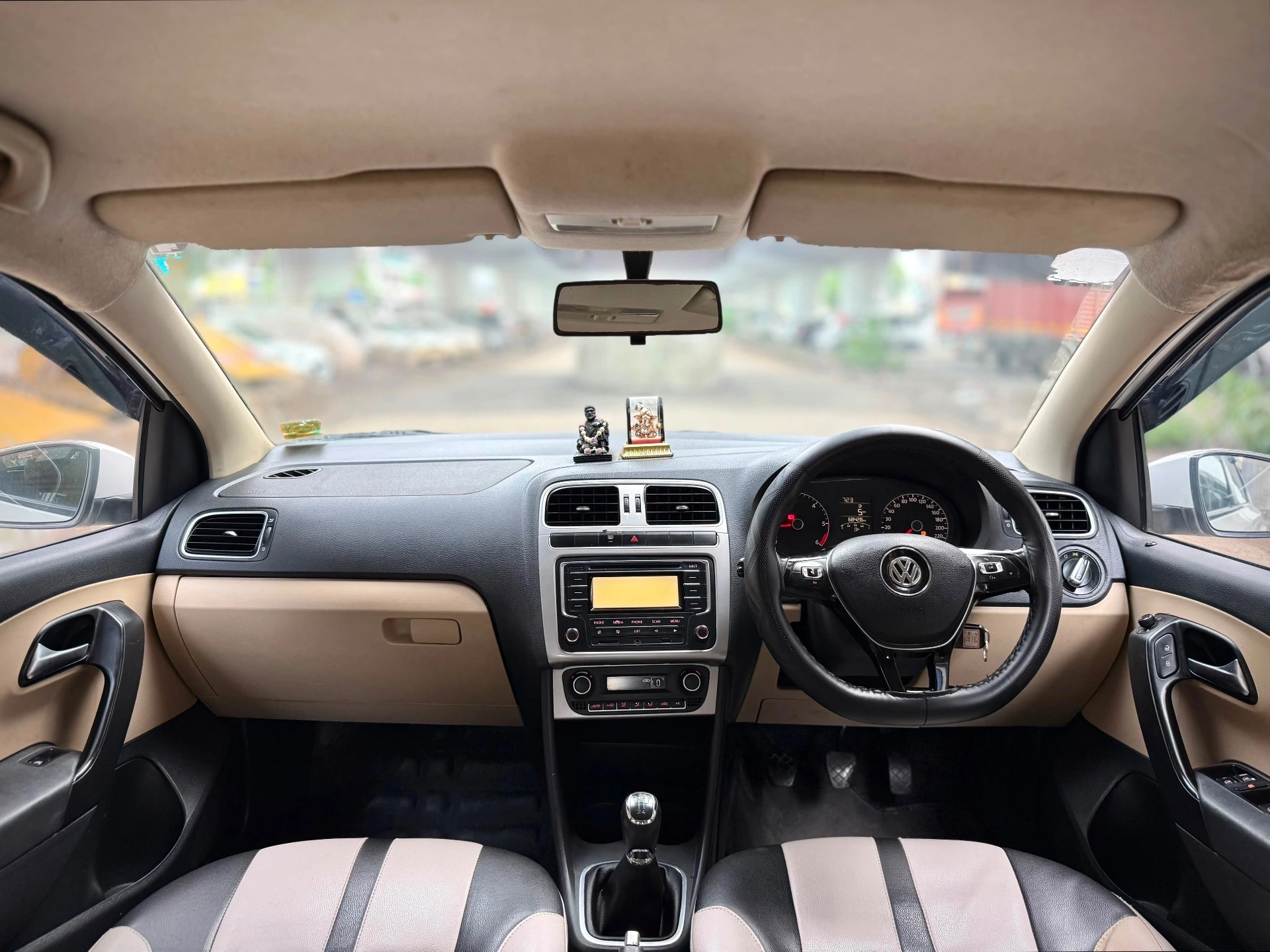 Volkswagen Polo (2016) 14
