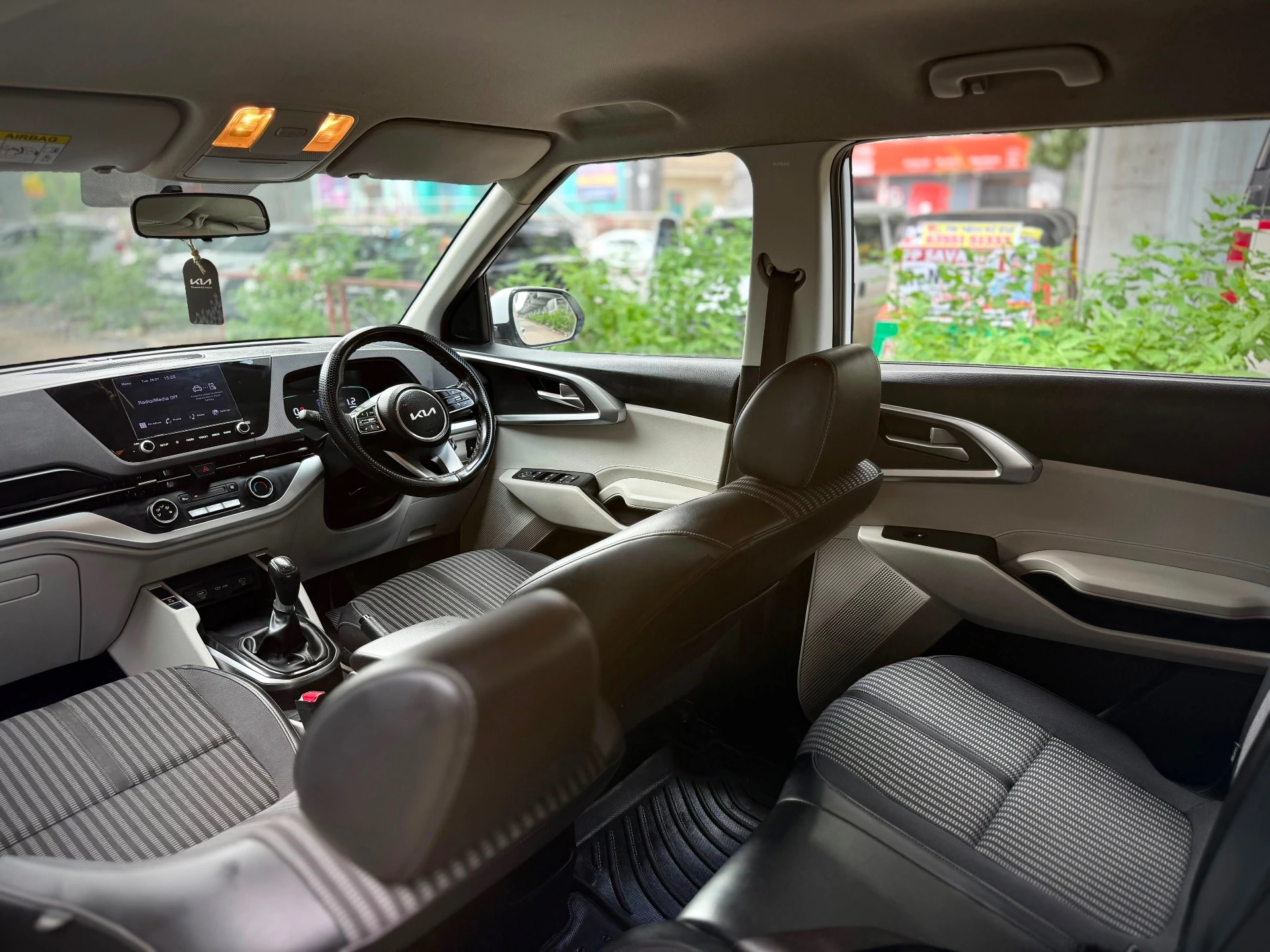 Kia Carens (2023) 12