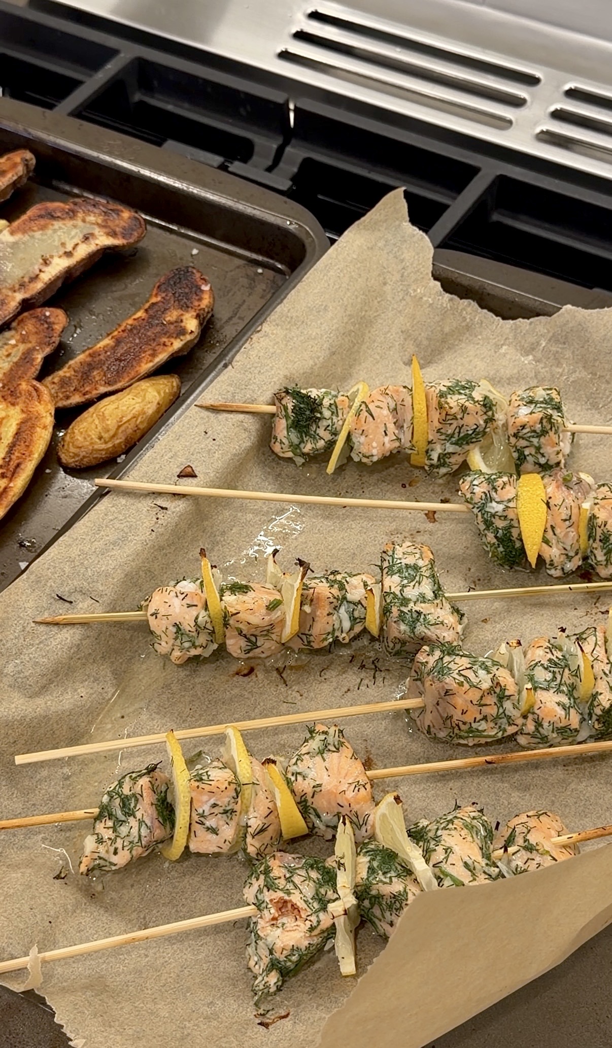 baked garlic dill salmon kebabs with fresh lemon slices