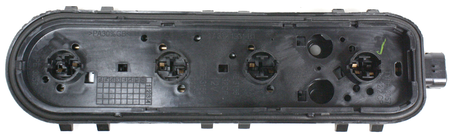 AM VENTURE 97-05 TAIL LAMP CONNECTOR PLATE LH SKU RBC733102 Partslink GM2817101 OEM 12335926