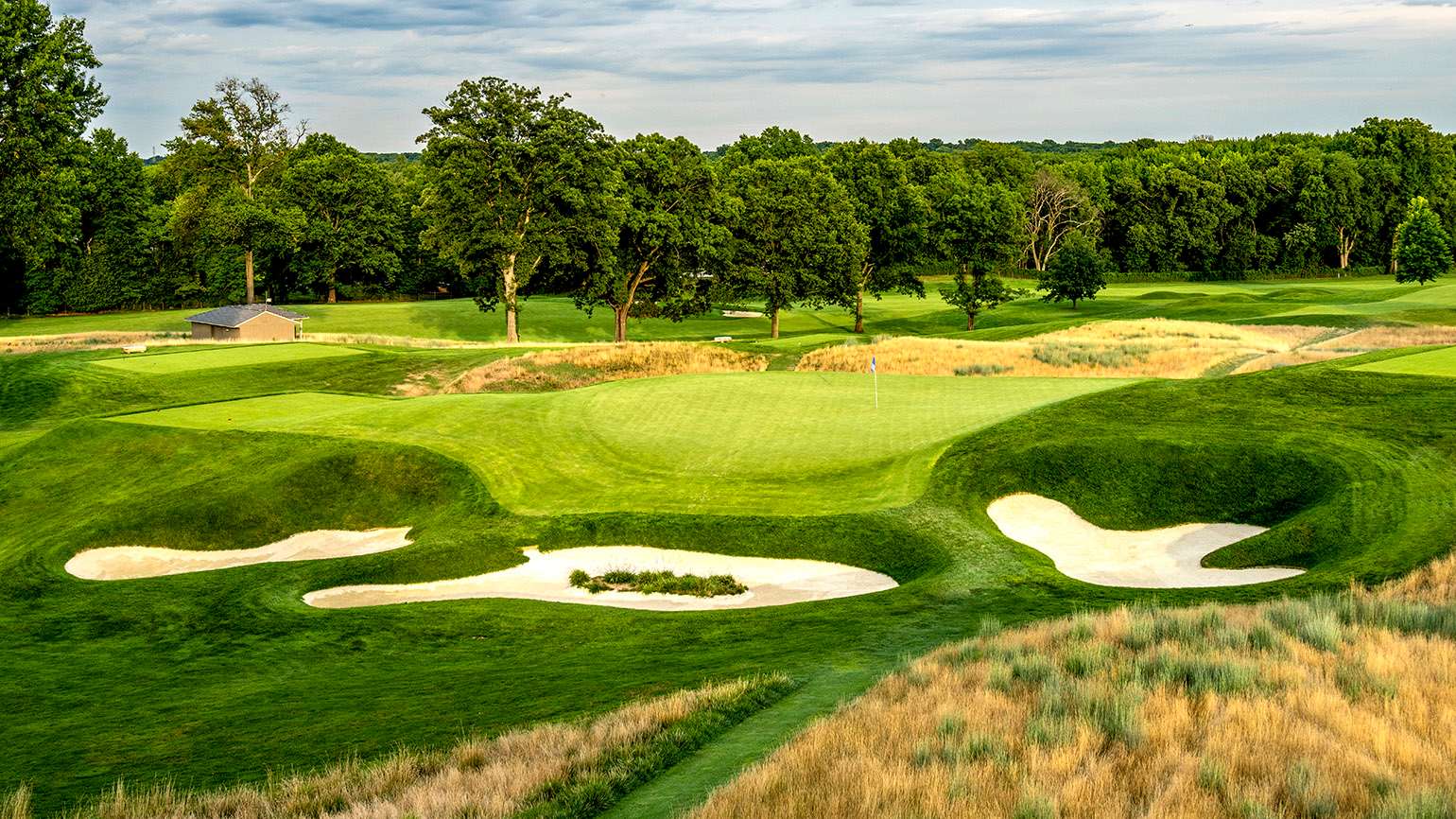 The green on Plainfield’s short par-3 11th hole is small and steeply sloped from back to front, with a sharp false front. (USGA/Fred Vuich) 