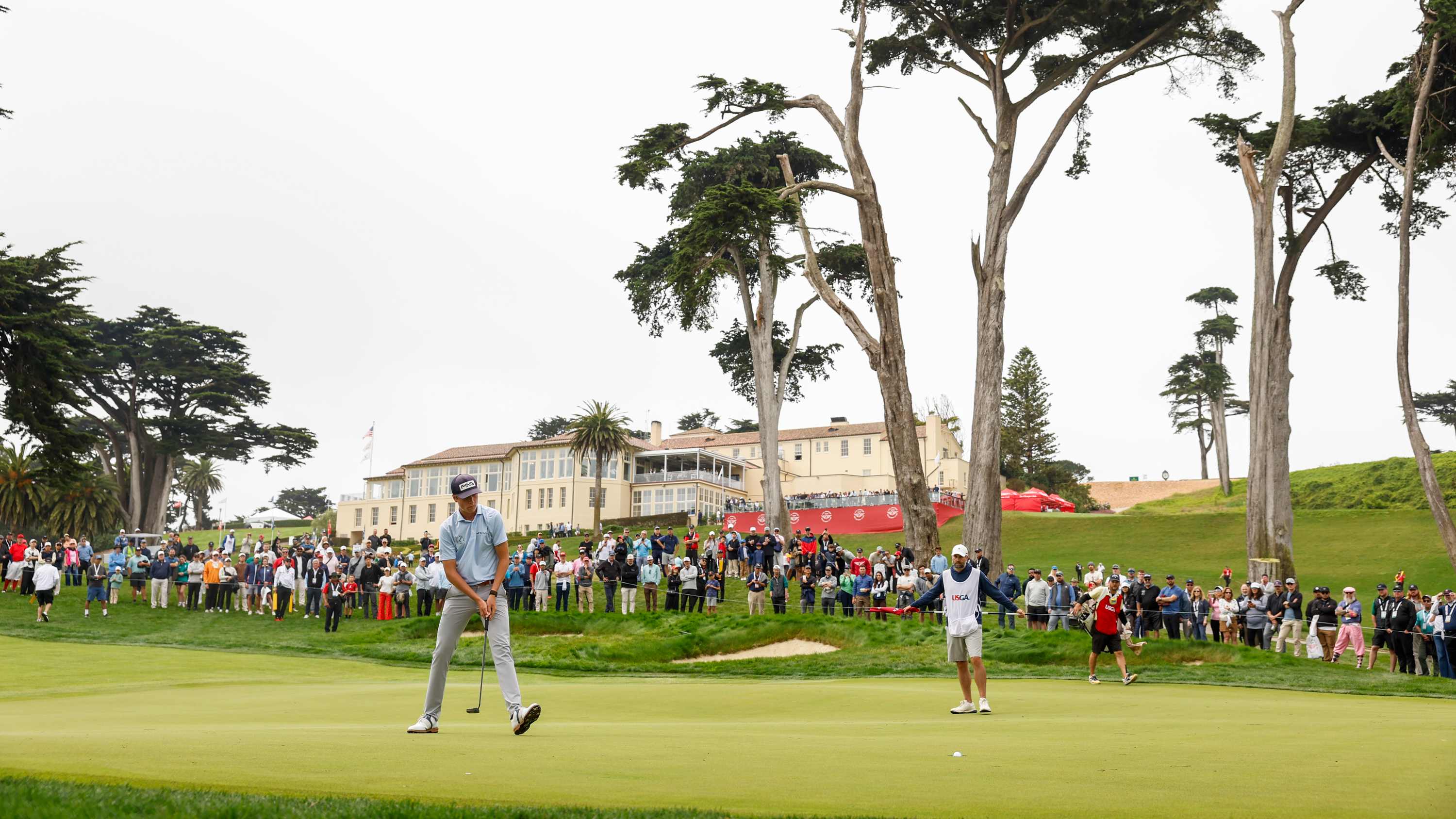 Mason Howell walks in his his eagle putt after driving the green on the par-4 seventh. (Chris Keane/USGA)