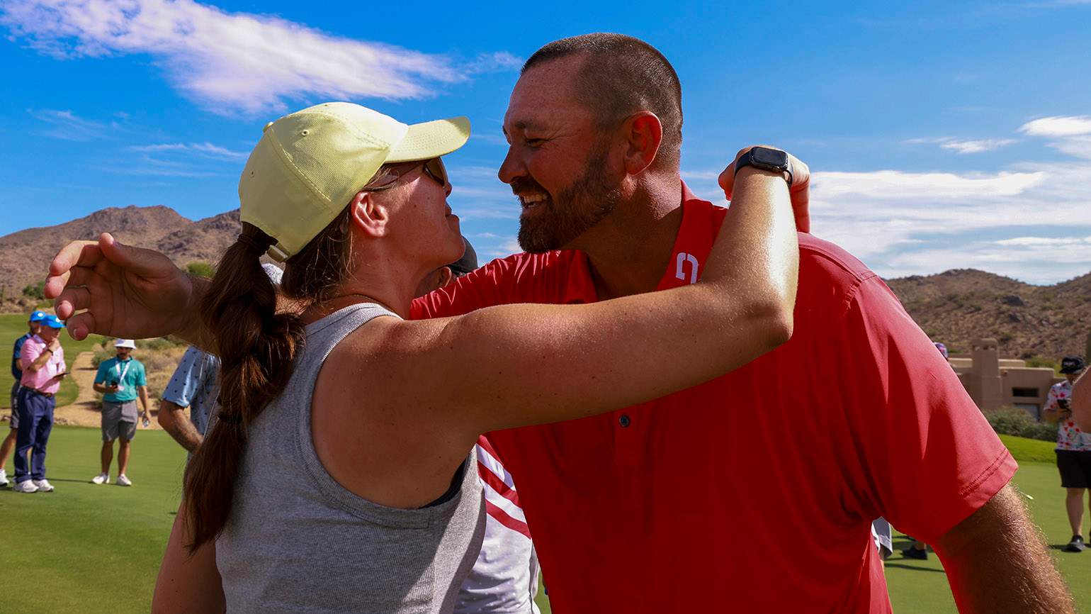 Brandon Holtz (right) celebrates his U.S. Mid-Amateur title on the 34th green of Troon Country Club with his wife, Liz. (USGA/Steve Gibbons)