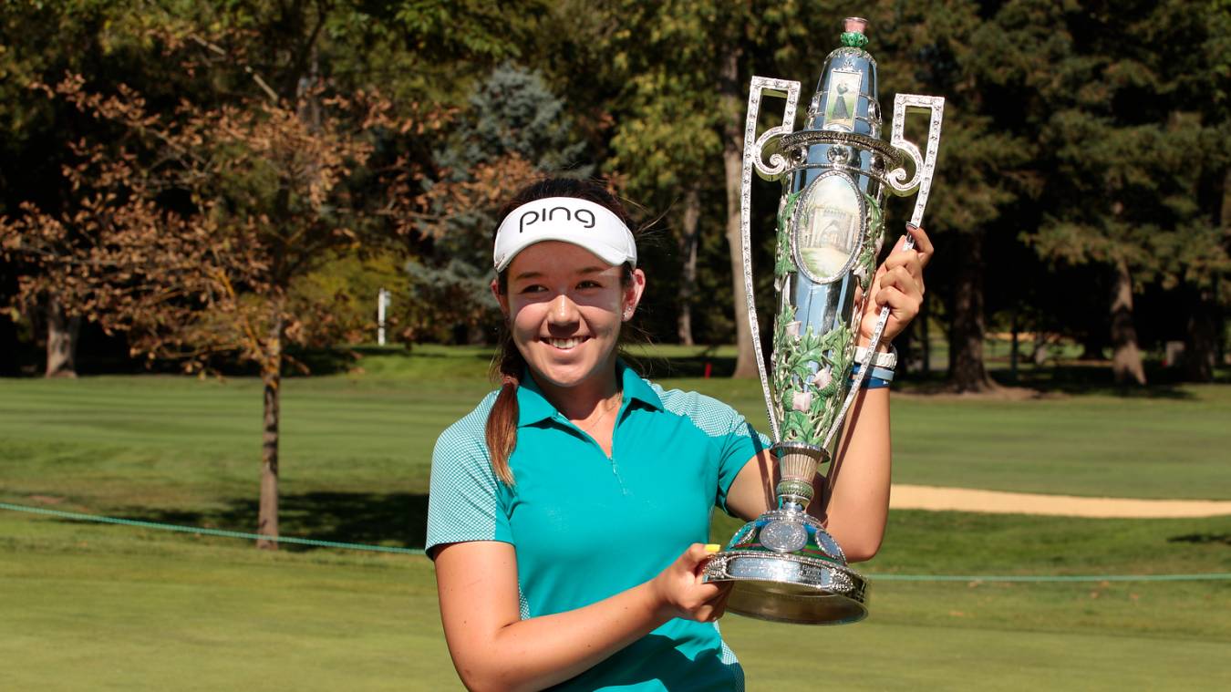 https://res.cloudinary.com/usga/image/upload/c_fill,dpr_3.0,g_face,q_70,w_450/v1/usga/images/article-splash/2015/womens-amateur/as-hannah-osullivan-trophy.jpg