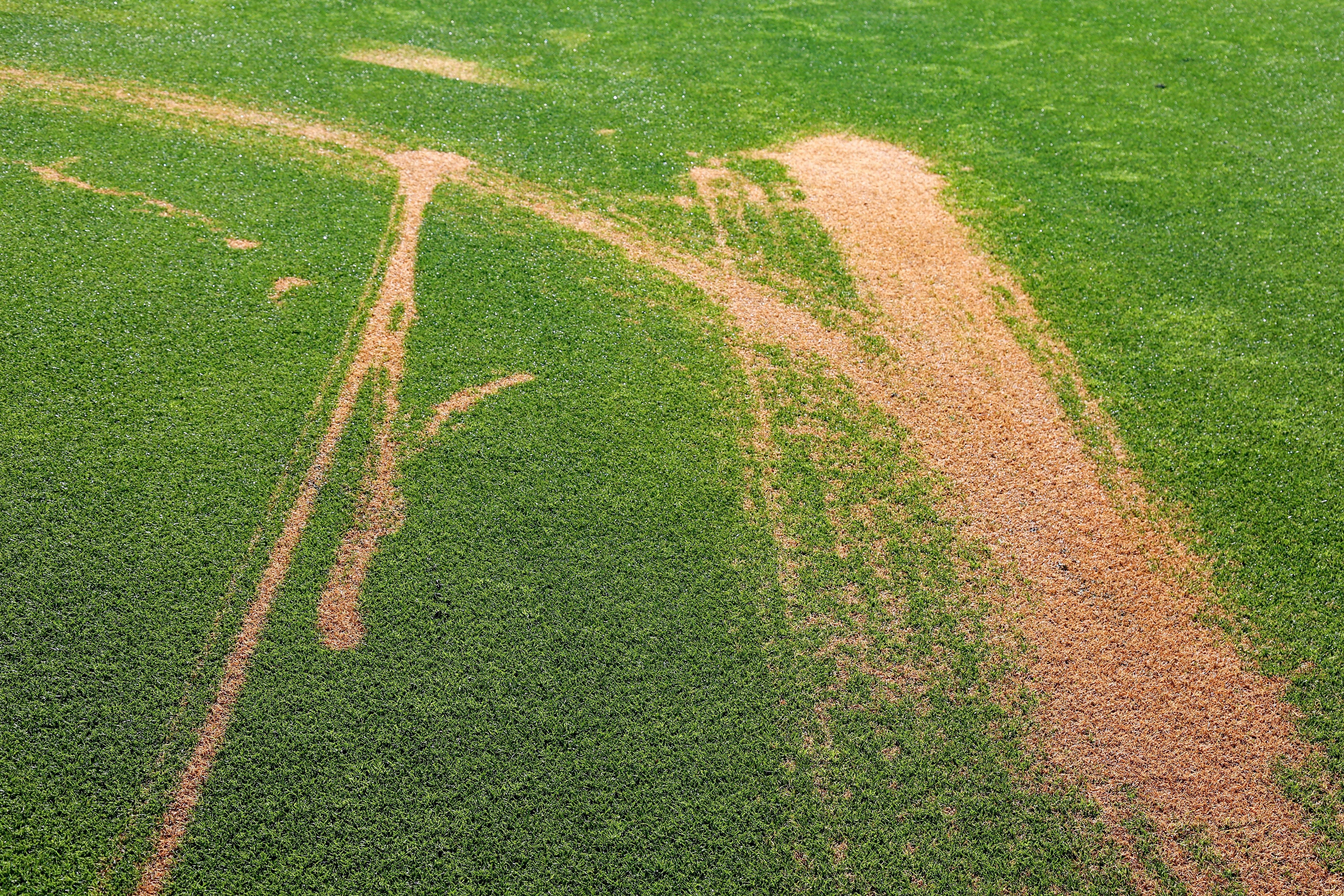 Minimizing Turf Damage From Hydraulic Oil Leaks