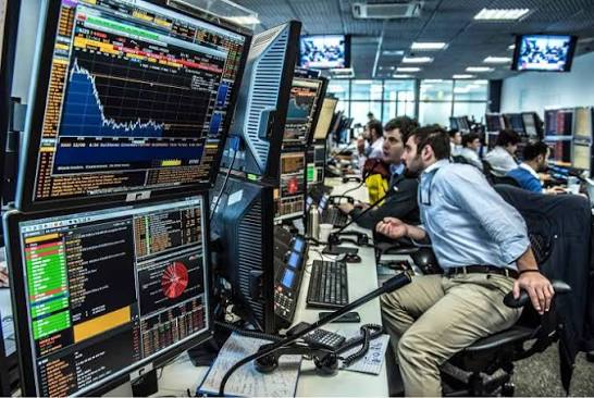 Tramp Rusiyadan dizel alacağını açıqladı: Asiya səhmləri qarışıq, Brent 104 dollar ətrafındadır
