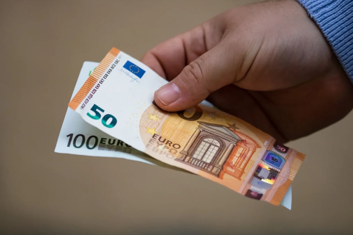 Avro dollar qarşısında dəyər itirib