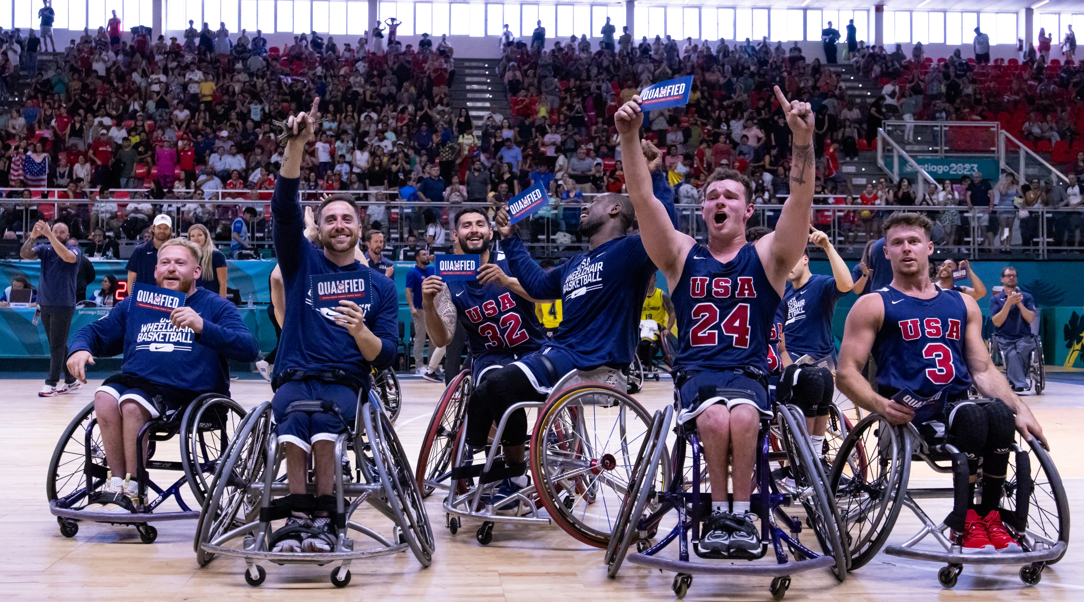 The U.S. men's wheelchair basketball team poses for a photo.