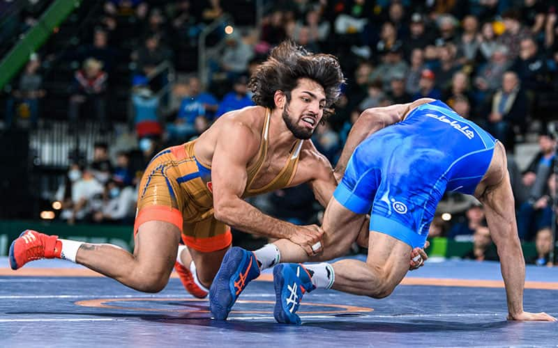 Zahid Valencia (USA) scores a takedown on Alireza Karimimachiani (IRI) at the 2022 World Cup.