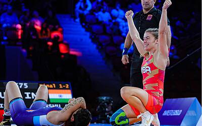 Helen Maroulis (USA) celebrates World gold medal