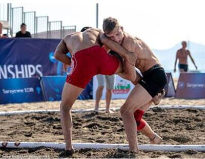 Mike Peters (USA) secures a high single in Beach Wrestling