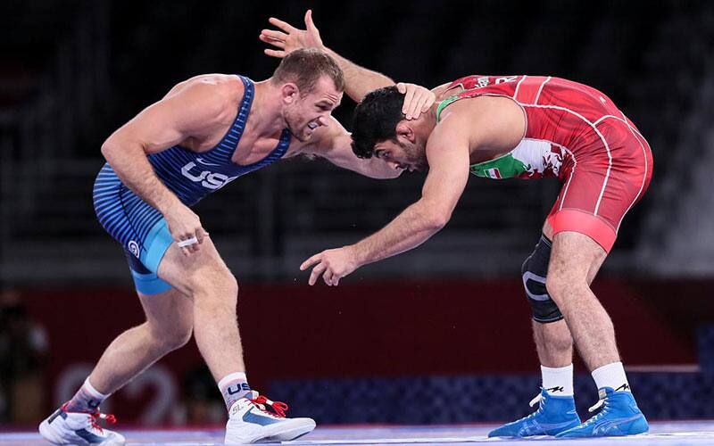 David Taylor (USA) battles Hassan Yazdani (Iran).