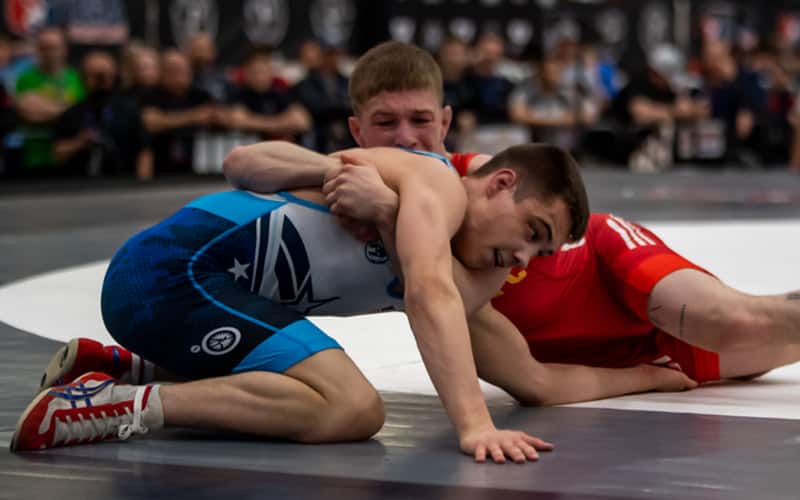 Luke Lilledahl (blue) and Jore Volk (red) scramble on the edge in the 57 kg finals. Photo: Robbert Wijtman, CSC Photography.