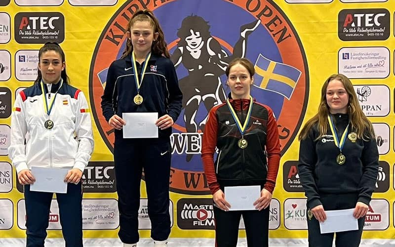 Elleni Johnson (USA) receives 65 kg gold medal at the 2023 Klippan Lady Open.
