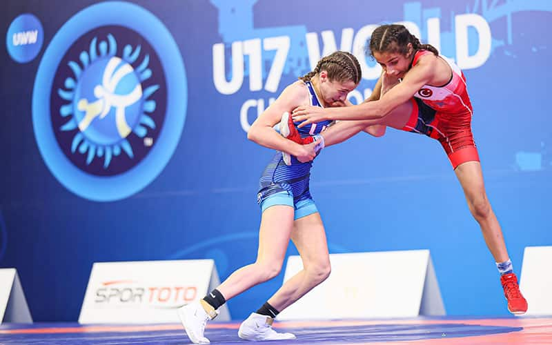 Jaclyn Bouzakis (USA) has high single leg on Fatma Yildiz (TUR) in U17 World semifinals at 40 kg.