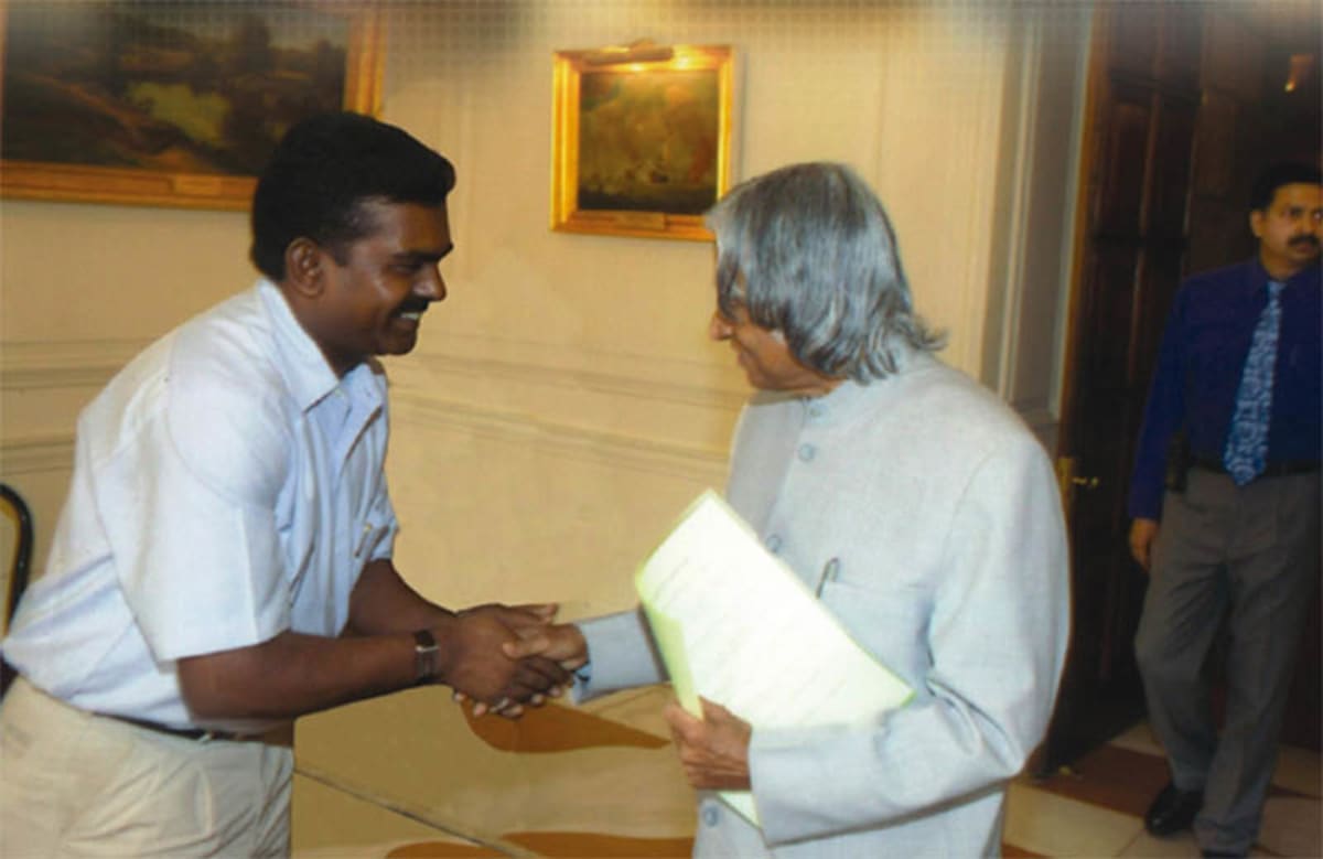 Coodu Trust representative shaking hands with Dr. A.P.J. Abdul Kalam
