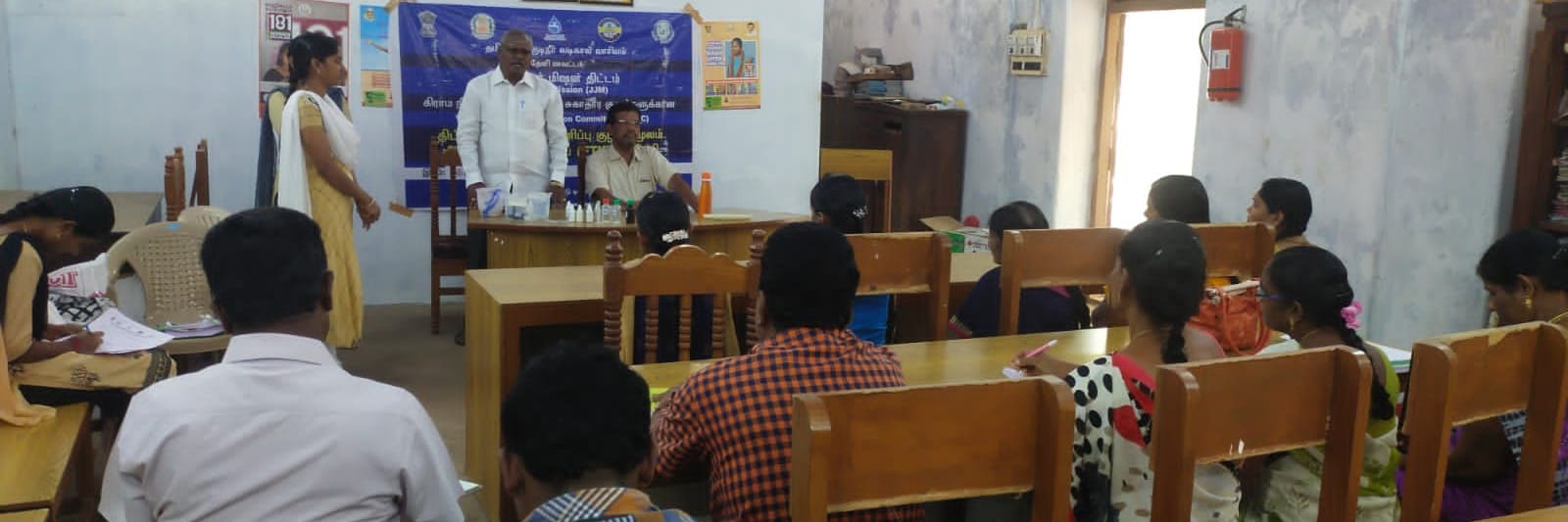 A facilitated advisory session with participants seated at desks