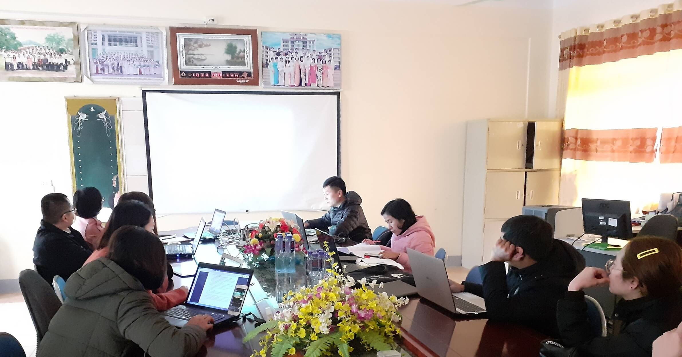 Các thành viên trong chi đoàn tham dự buổi seminar Các thành viên trong chi đoàn tham dự buổi seminar