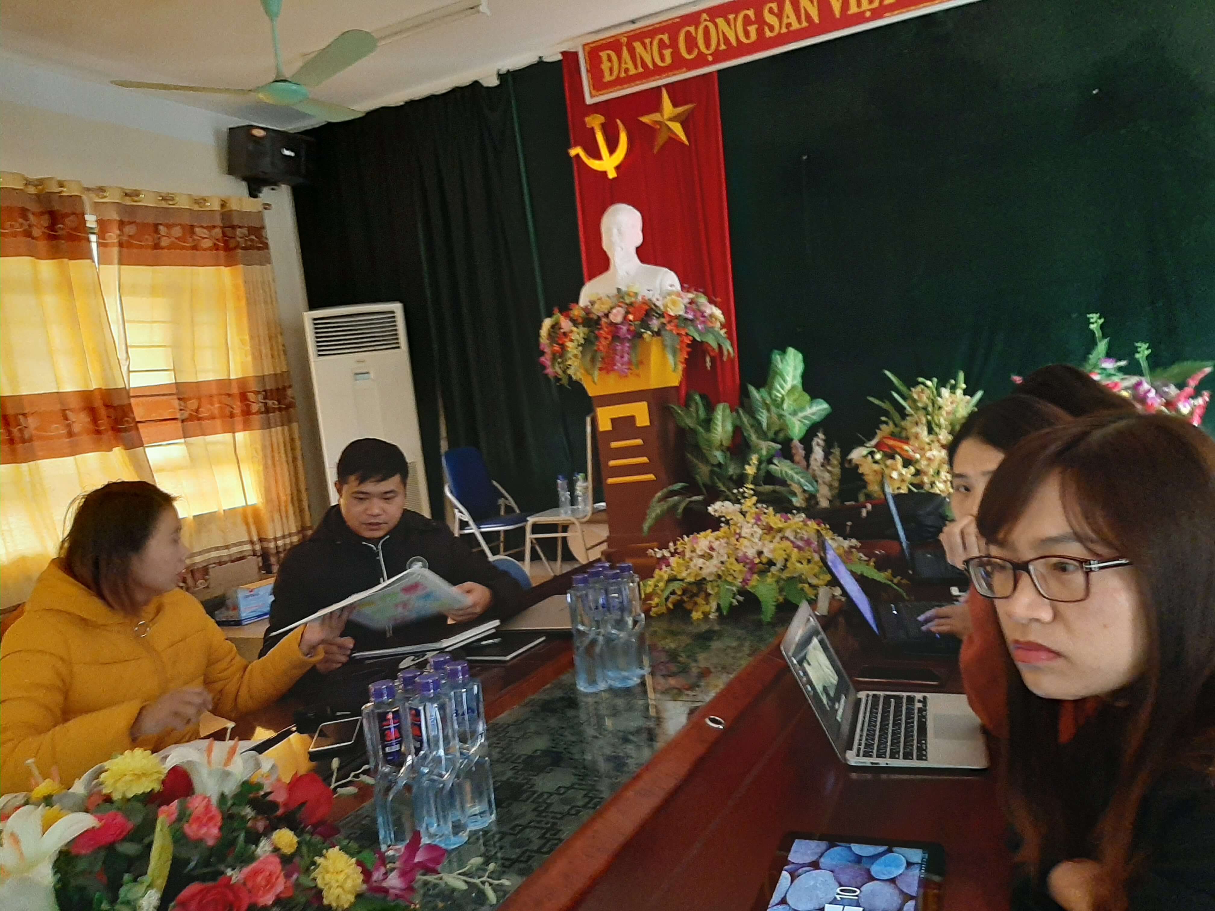 Các thành viên trong chi đoàn trao đổi và thảo luận tại buổi seminar Các thành viên trong chi đoàn trao đổi và thảo luận tại buổi seminar