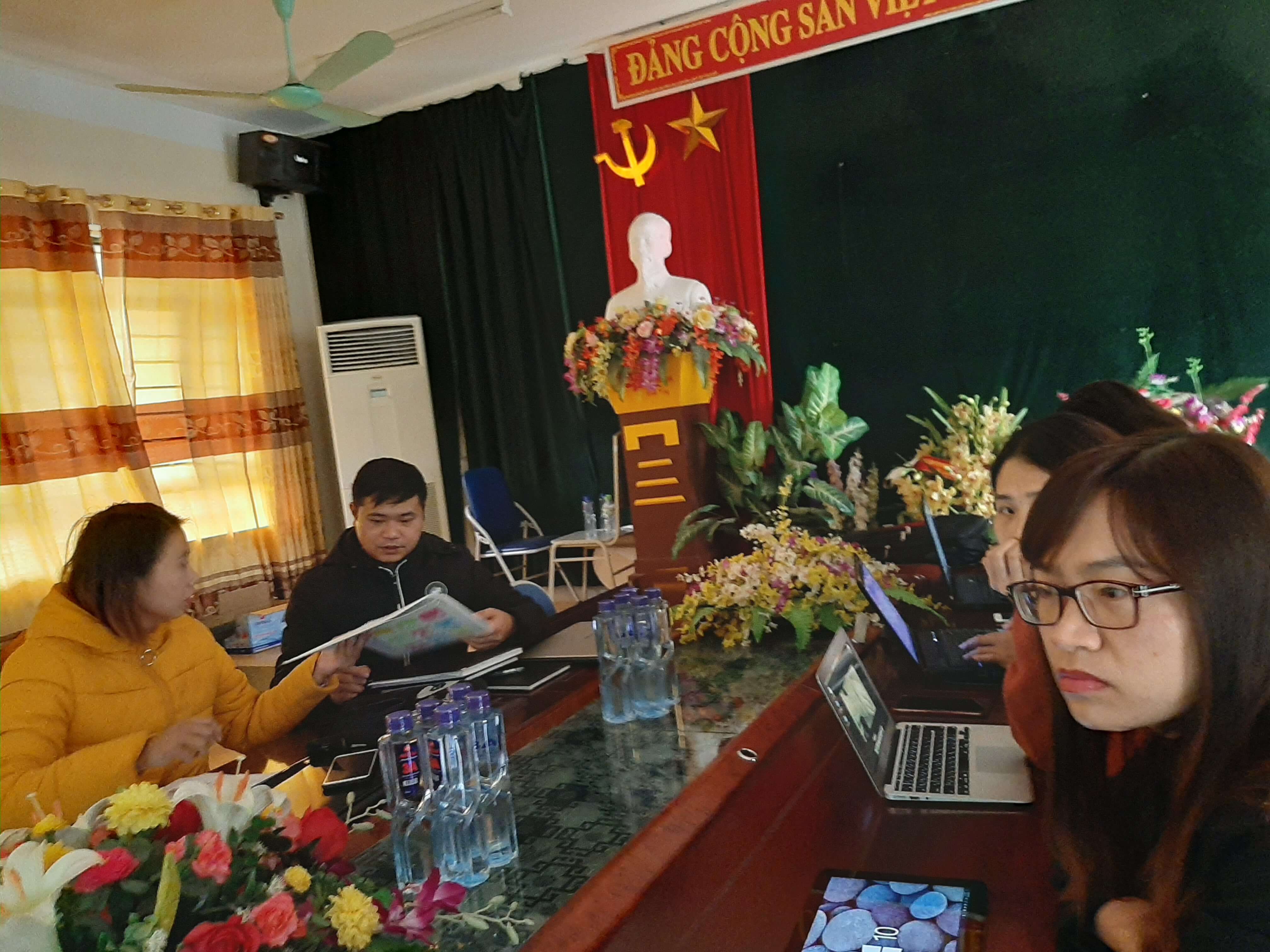 Các thành viên trong chi đoàn trao đổi và thảo luận tại buổi seminar