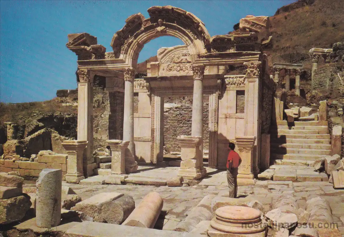 1970li yıllara ait İzmir Efes Antik Kenti Hadrian Tapınağı renkli kartpostalı