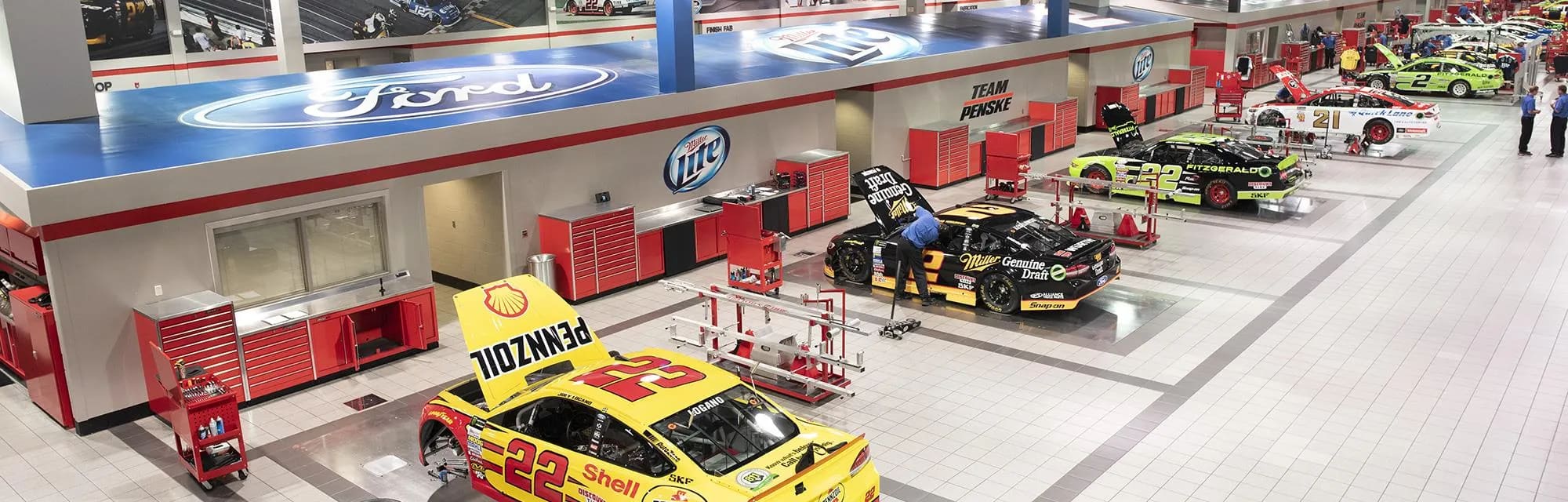 Who Pulls Off a Better Pit Stop: NASCAR or Formula 1?