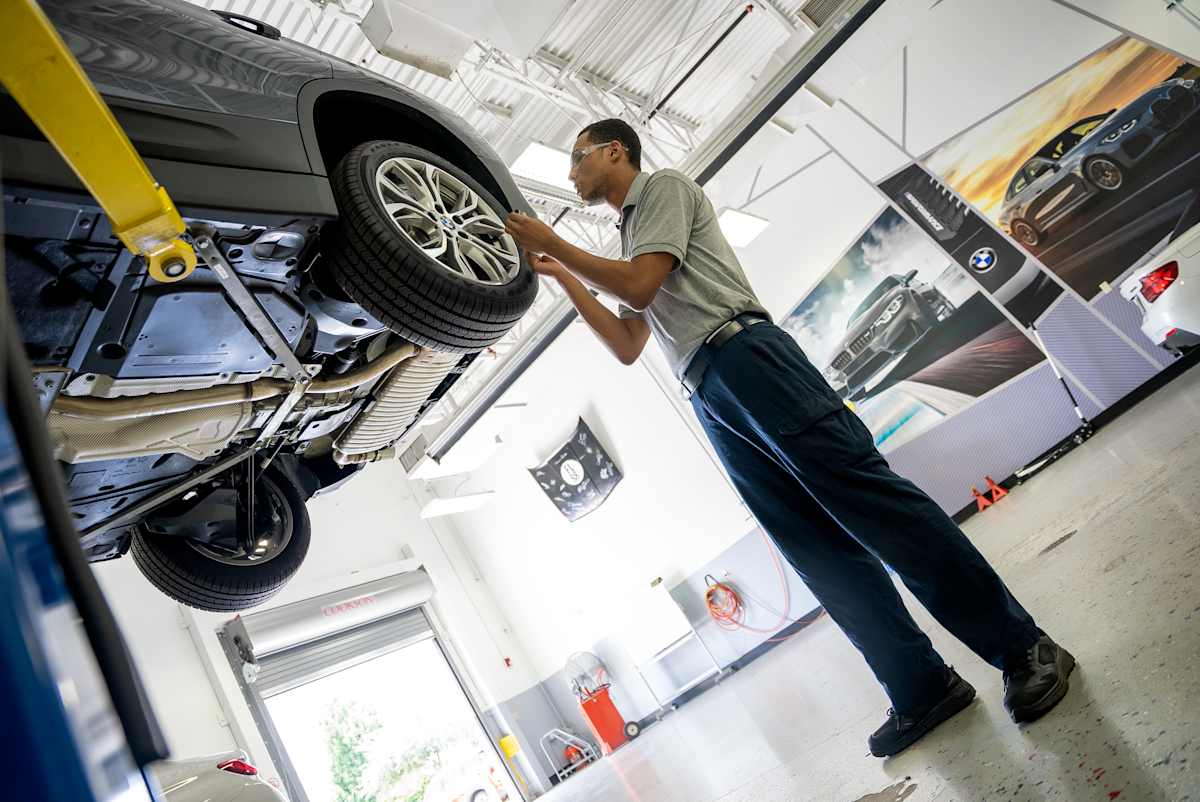 Student in Ford or BMW MSAT lab