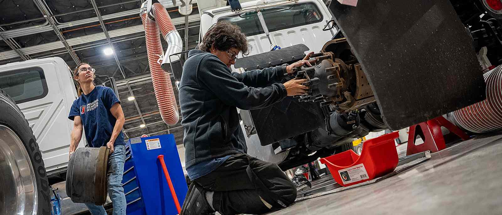 DIESEL MECHANIC SCHOOL NEAR THE WOODLANDS, TX: LEARN TO BECOME A DIESEL TECH HERE