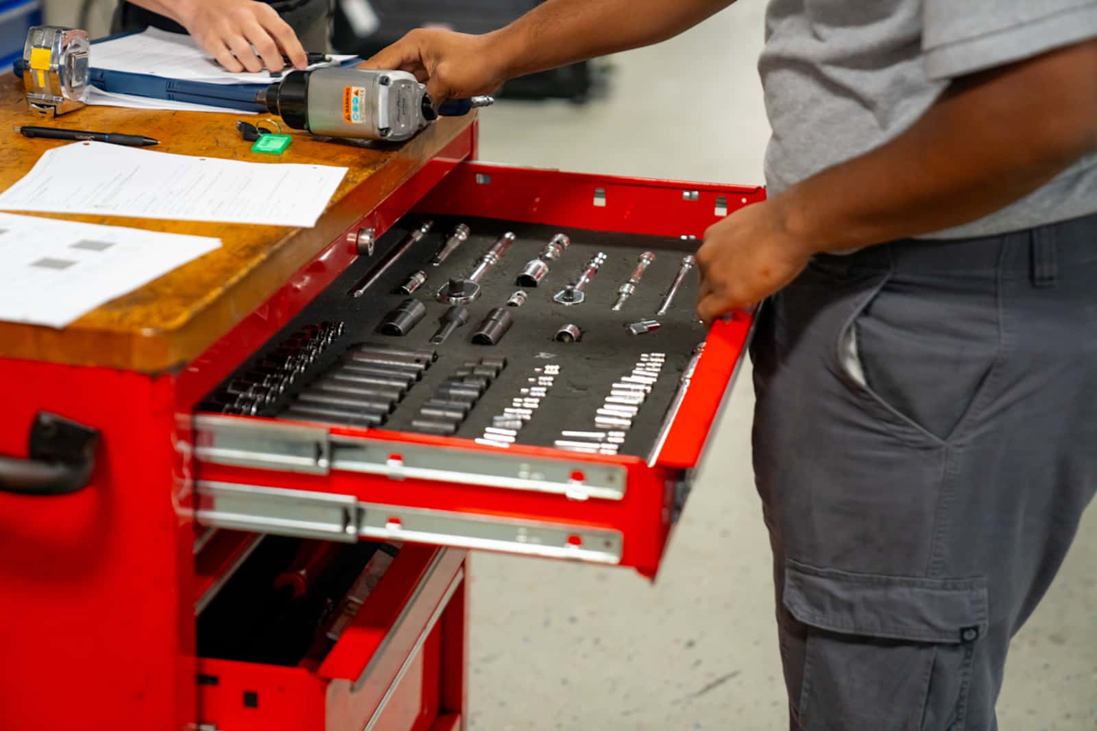 Essential Tools and Technology Auto Mechanics Use in Dallas, Texas