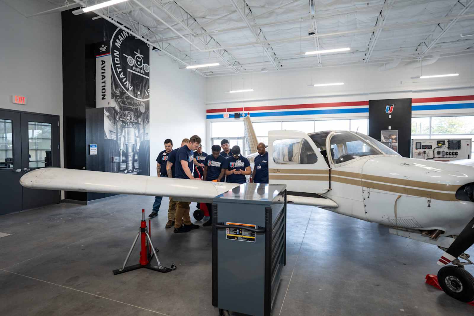 Day vs. Night Aviation Mechanic Programs: How to Choose
