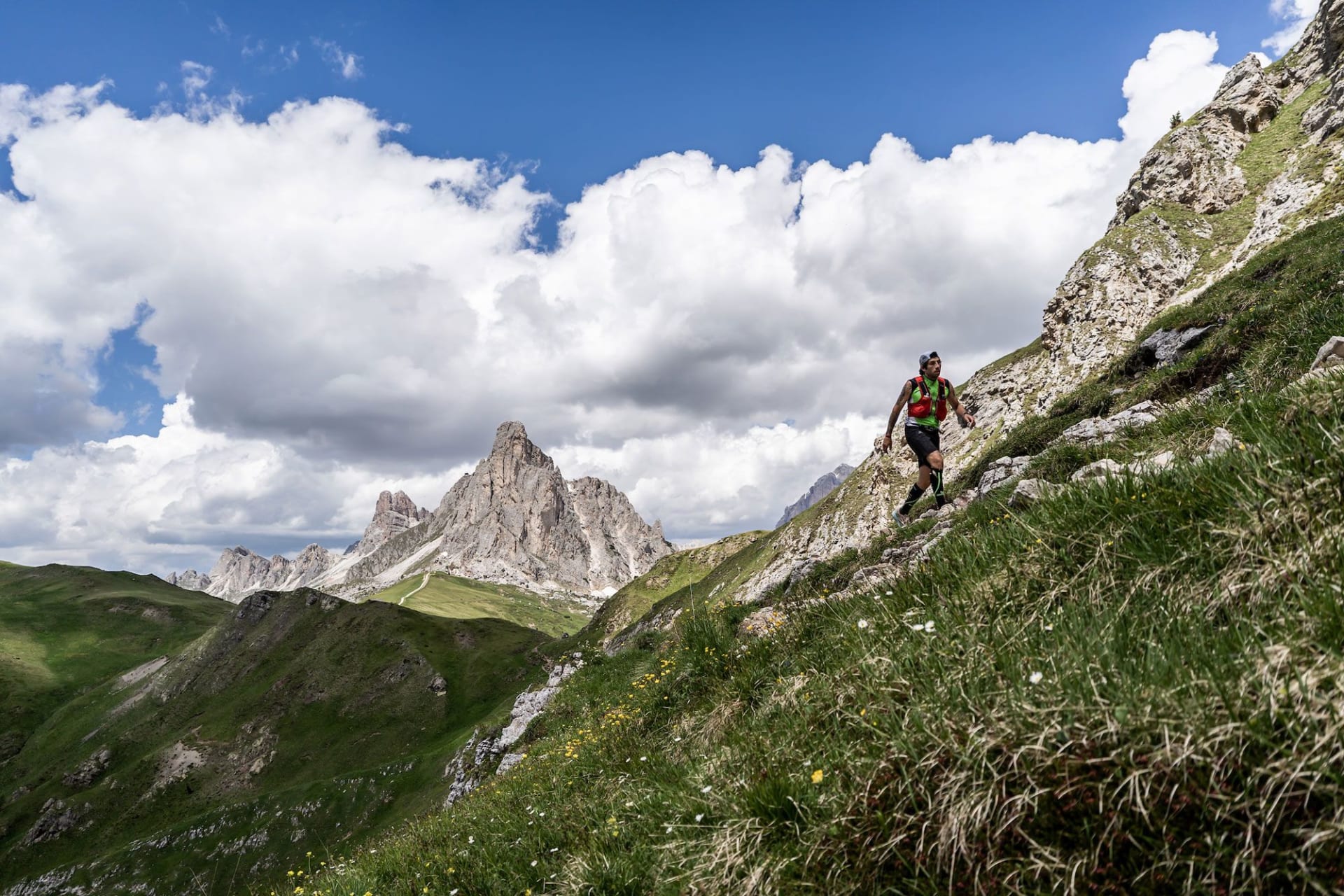 Runner su percorso alpino della Lavaredo Ultra Trail by UTMB nelle Dolomiti