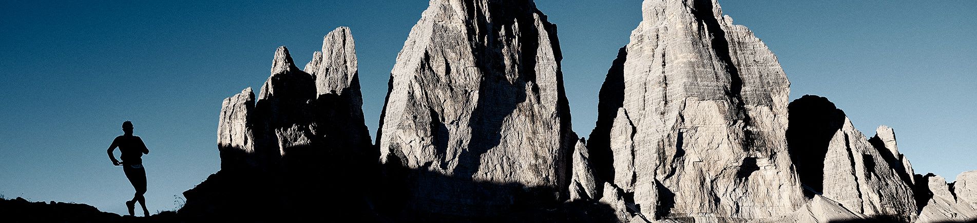 Runner sulle Dolomiti durante Lavaredo Ultra Trail by UTMB con Tre Cime di Lavaredo
