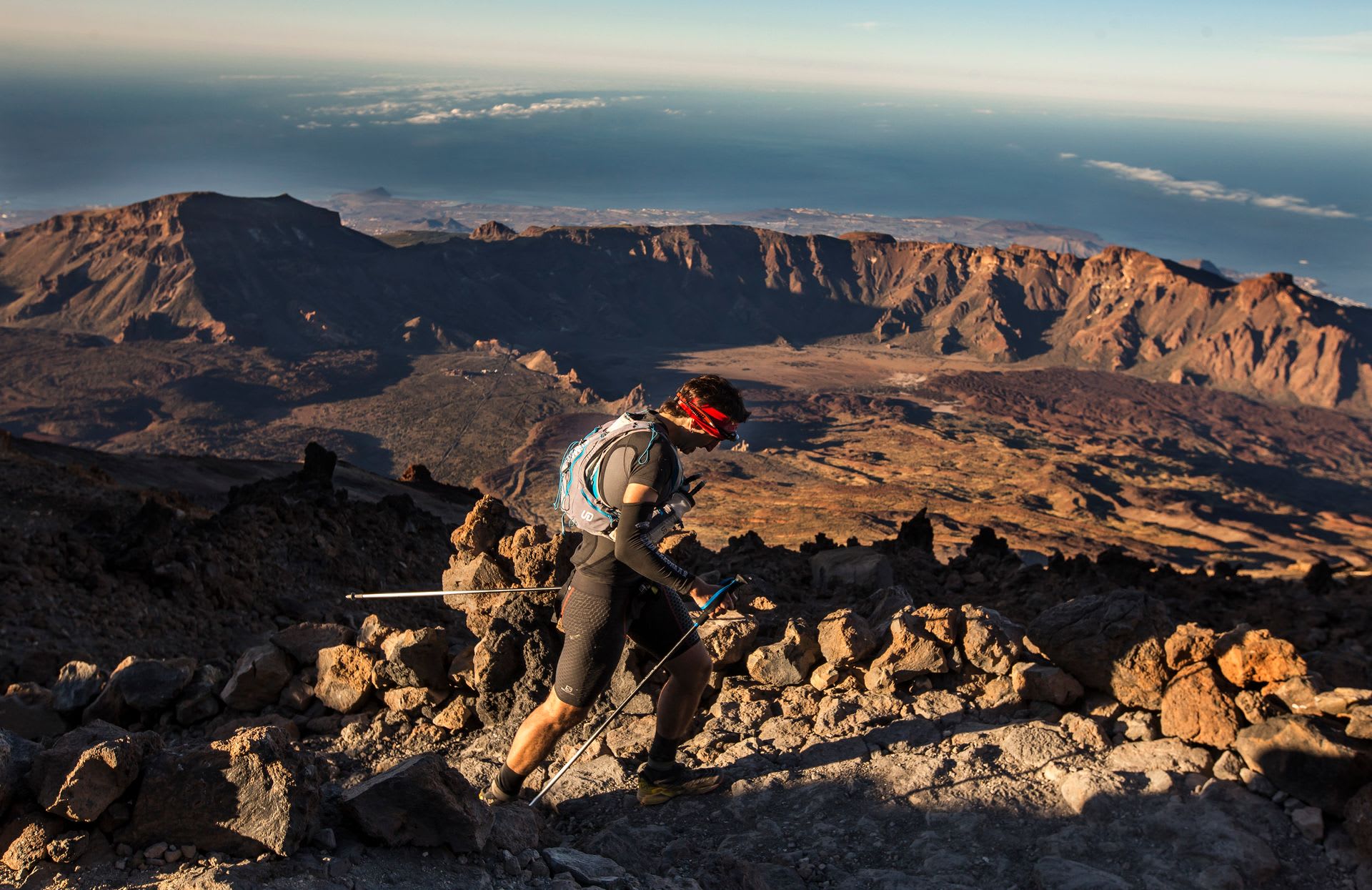 Mejores Carreras Trail Running en España con corredor en terreno volcánico de montaña