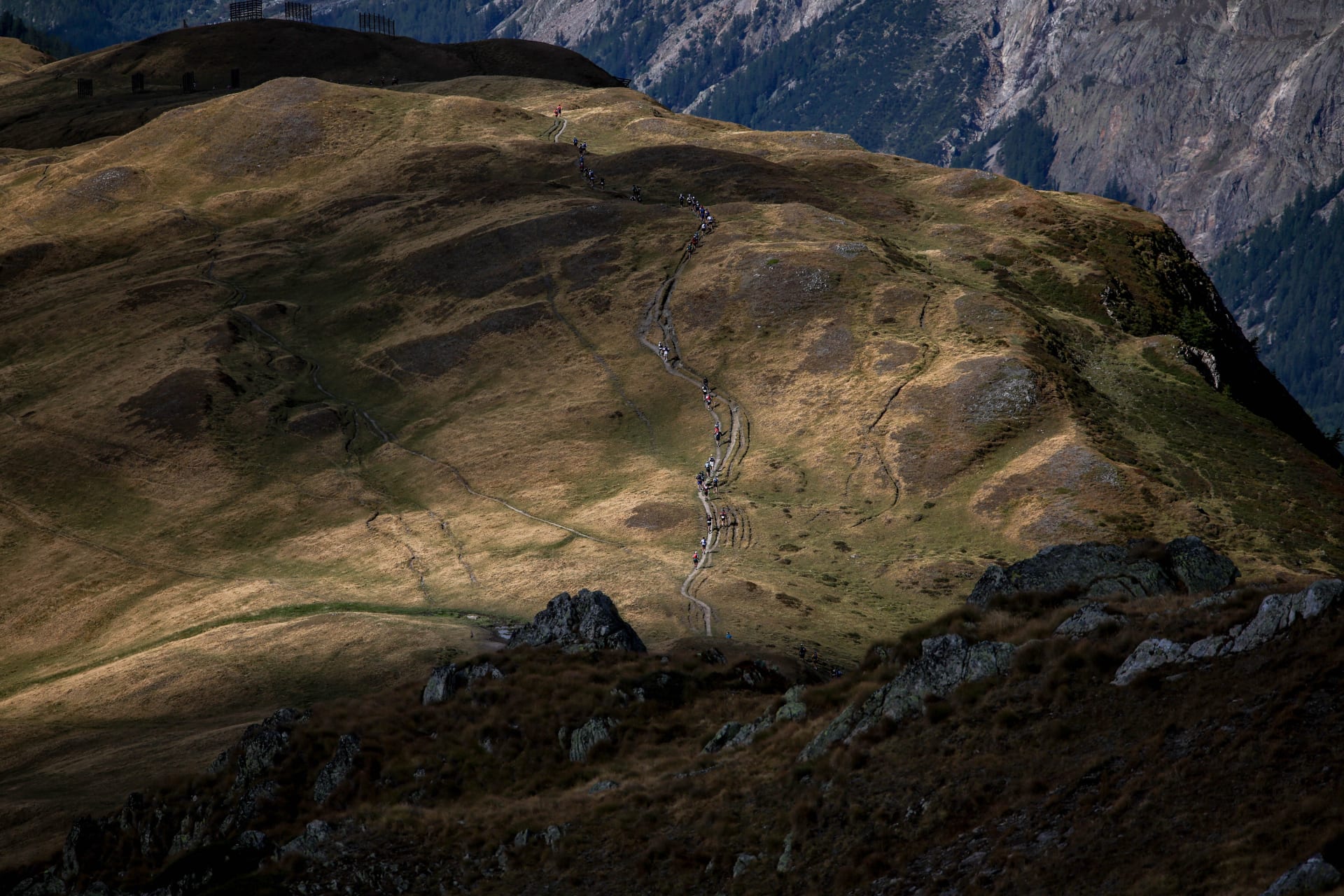 un corridore su una cresta intorno al Monte Bianco