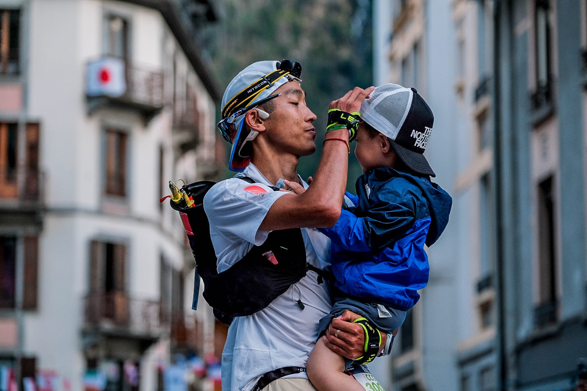 runners on the mont blanc trails