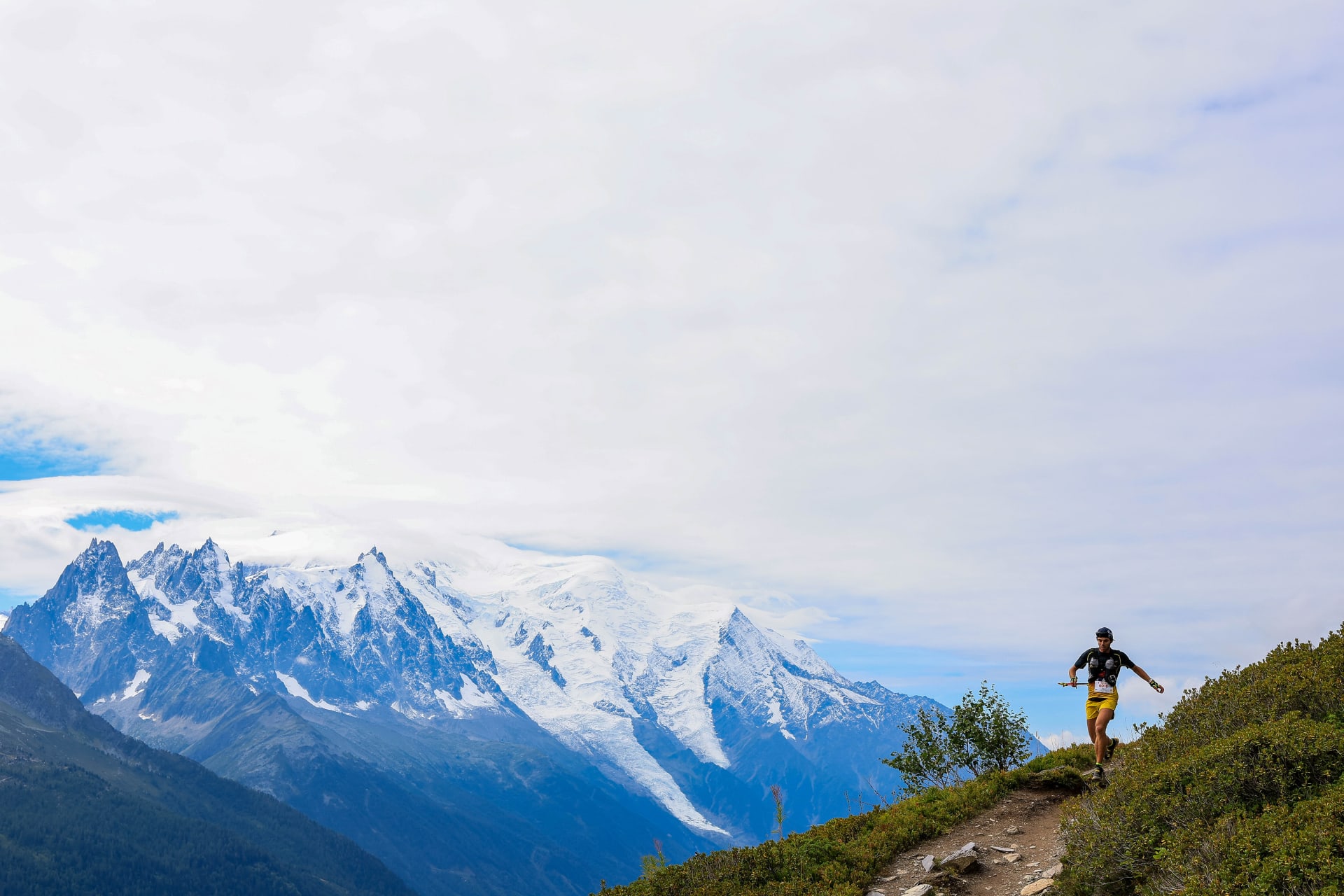 grupo de corredores en la ladera de la montaña en el recorrido occ mont blanc