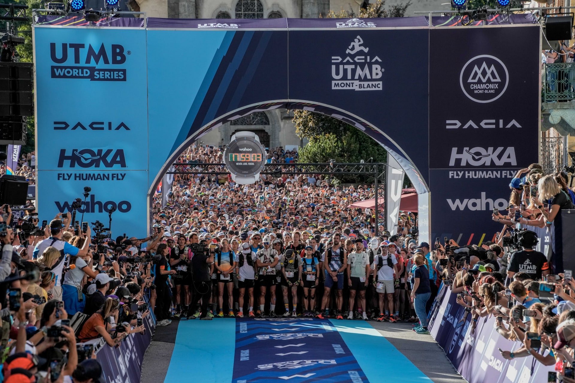 coureur UTMB sur les sentiers autour du Mont Blanc