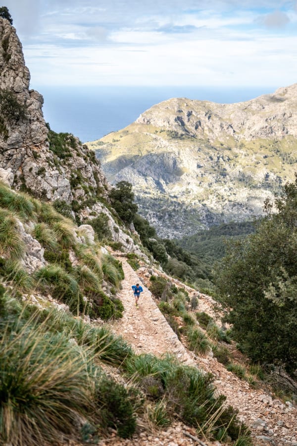 Mer, ciel, montagnes et falaises