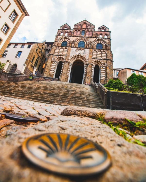 Pourquoi la coquille Saint-Jacques est-elle devenue l’emblème du célèbre chemin (et du logo du Trail du Saint-Jacques by UTMB) ?