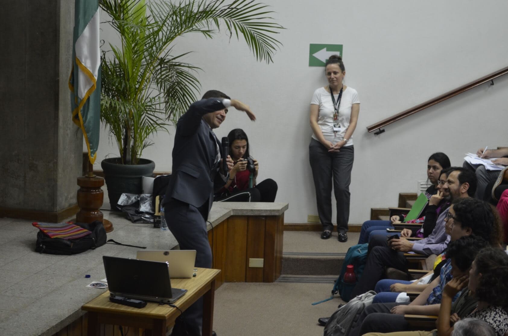 Estudiantes aprenden sobre microbiología gravitacional