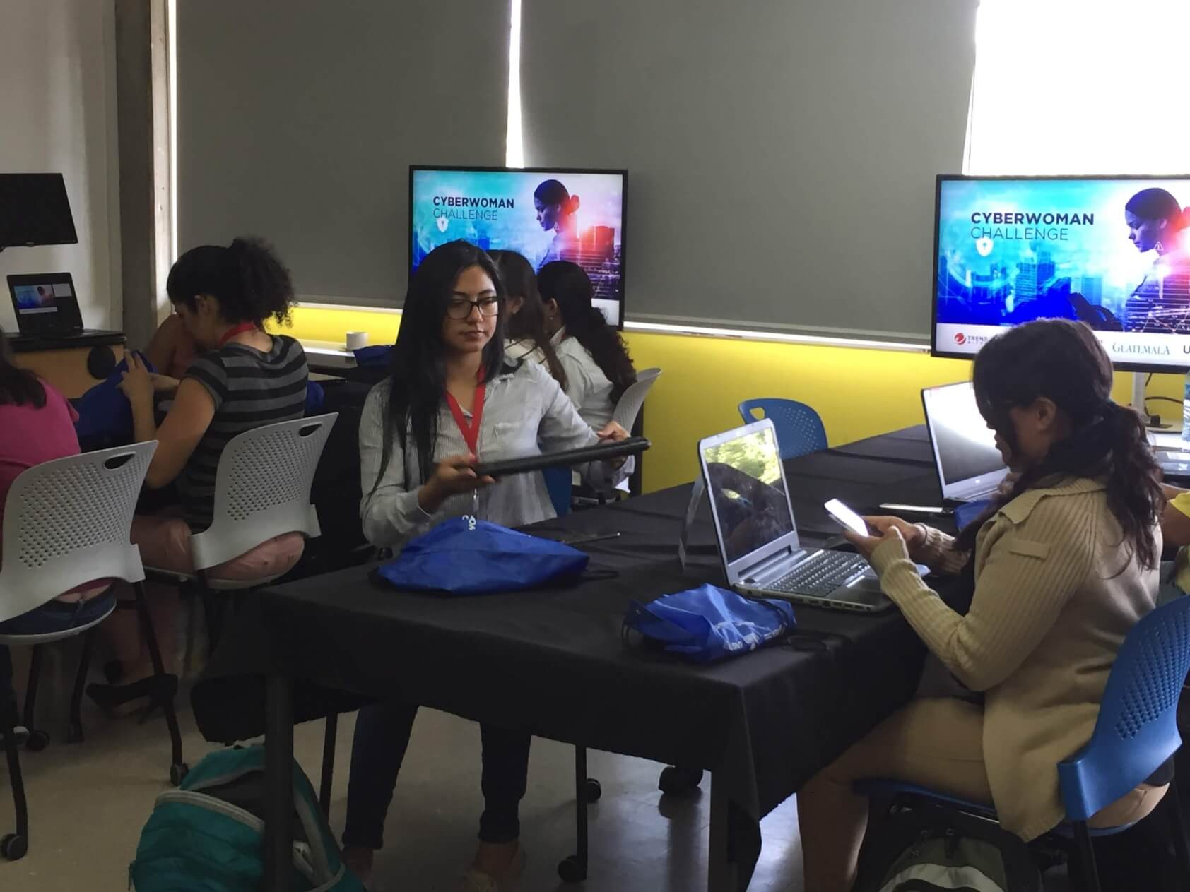 Mujeres participan en workshop cibernético