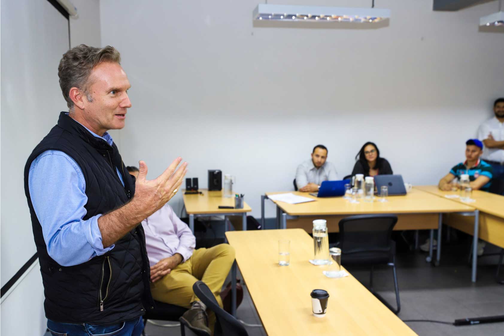 Retos del emprendimiento social: una discusión entre Philip Wilson y estudiantes de MBA+