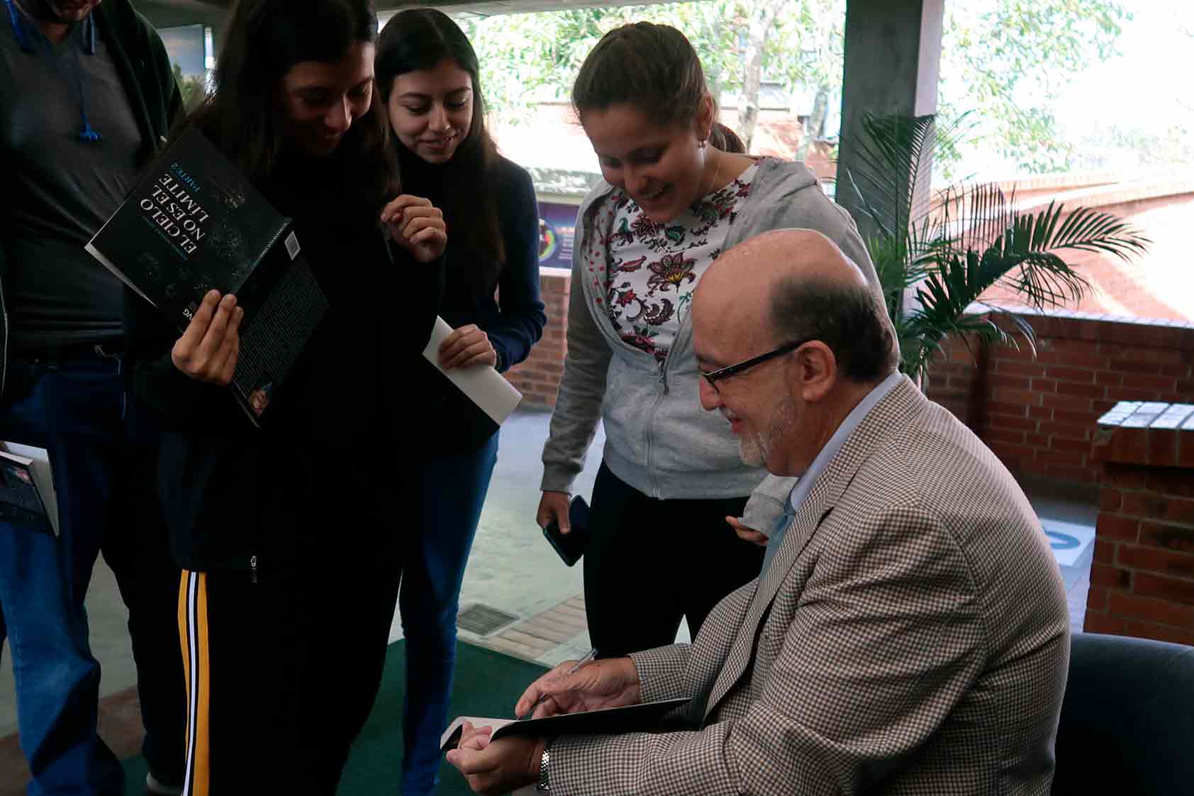 Conociendo El Lado Creativo De Roberto Moreno Nuestro Rector Actualidad Uvg